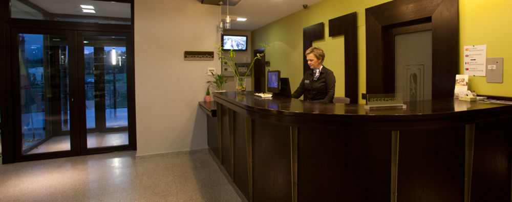 Complejo Leo 24H Hotel โมเนสเตริโอ ภายนอก รูปภาพ